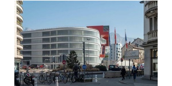 法国停车楼的“红手臂”，俯瞰城市的观景台 / Hérault Arnod Architectures