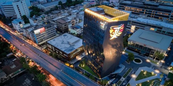 垂直曲折的外立面 | 办公建筑