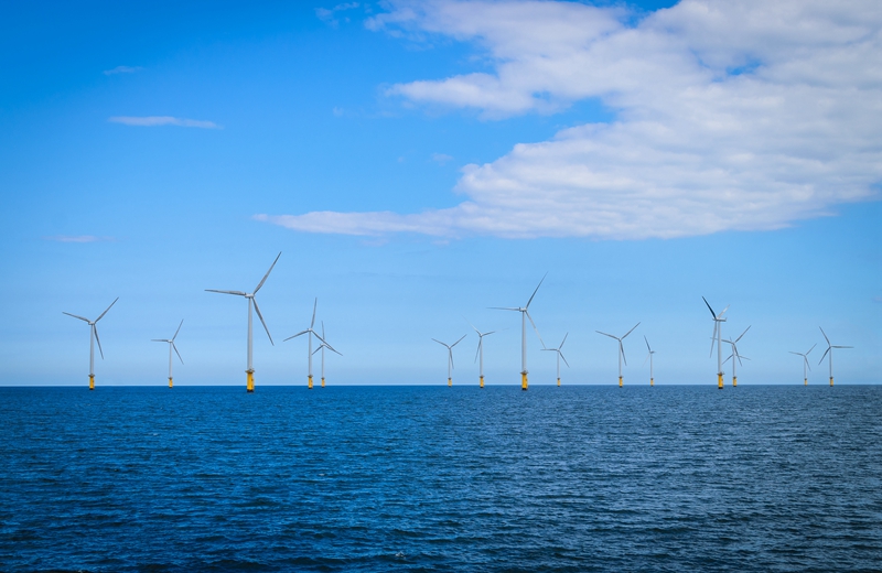觅知网_蓝色天空下风电场下施工英格兰的海上风电机组新能源发电_1553321