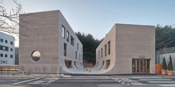 咖啡馆混凝土砖外墙流入中央庭院，简洁张力