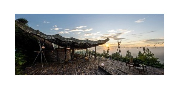 越南乡村的户外咖啡馆，独特的穿孔木屋顶